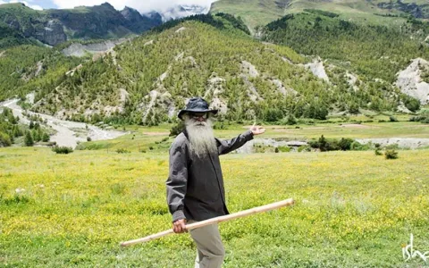 一个人如何才能应对如此庞大的业力之山?
